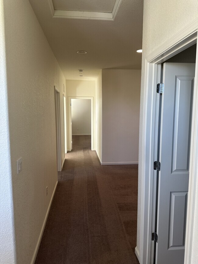 Building Photo - Gorgeous Mountain House 4 Bedroom 3 Bath Home