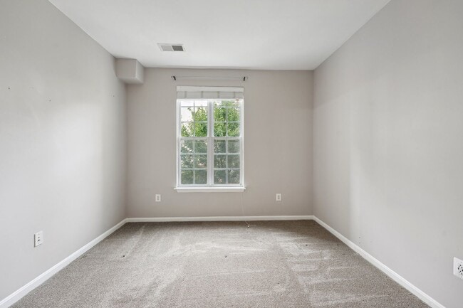 Building Photo - Welcome to this beautiful and bright one-b...