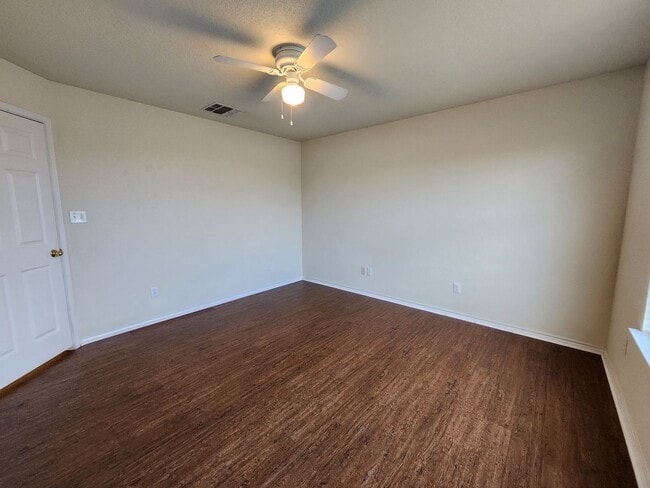 Building Photo - 2/2.5/1   Carpet only on Stairs /Large Fen...