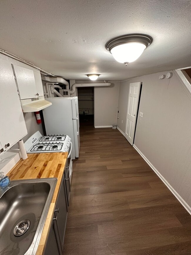 Building Photo - Recently Remodeled 2bd Home In East York!