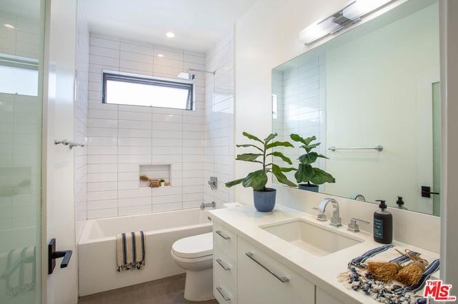 Middle Floor Bathroom - 3756 Brilliant Dr