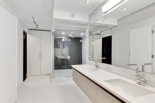 Building Photo - 2 E Erie St