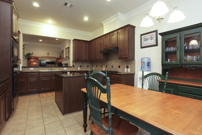 Building Photo - 3030 Royal Oaks Crest