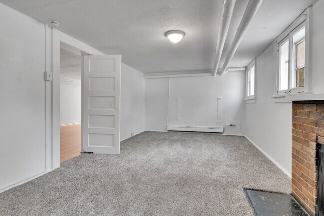 Building Photo - $1,295.00, 1 bed, 1 bath newly renovated basement unit located in Denver.
