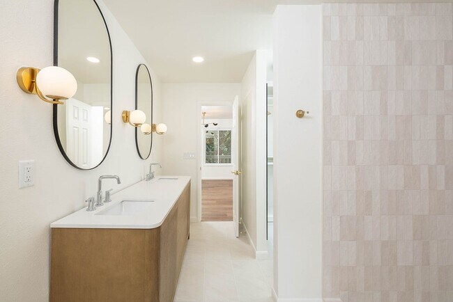 Building Photo - 884 Shrewsbury Ln