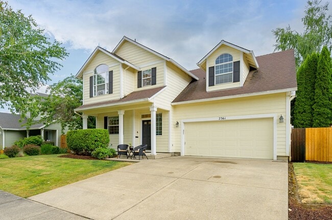 Building Photo - Large 3 Bed, 2.5 Bath Home in McMinnville-...