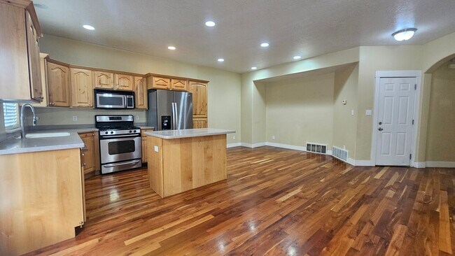 Building Photo - 2718 N Elm Dr