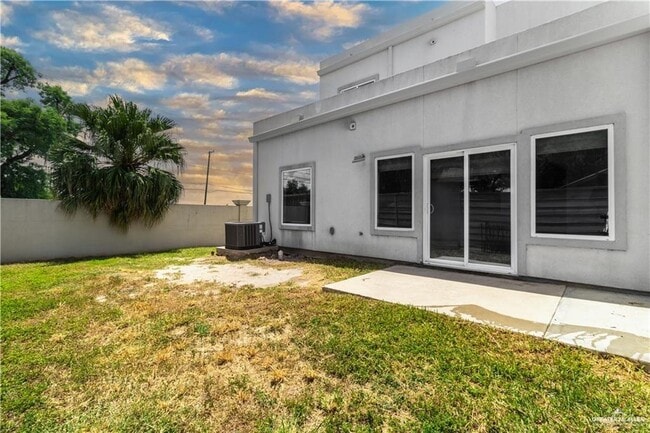 Building Photo - 13 Sunset Dr