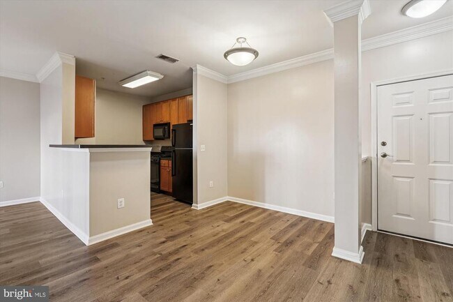 Building Photo - 4860 Eisenhower Ave