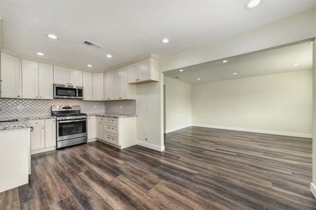 Building Photo - Near Mercy Hospital - Remodeled 4 Bdrm, 2 Bath