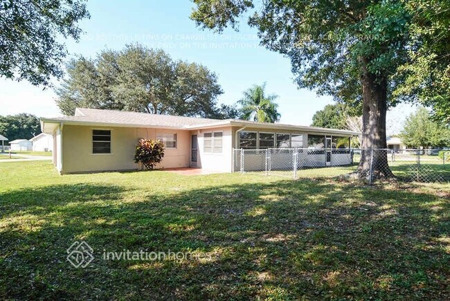 Building Photo - 801 SW Ivanhoe Dr