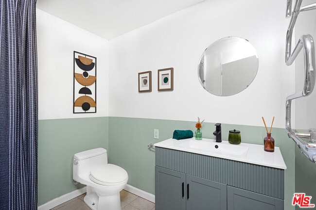 Building Photo - 818 Palms Blvd