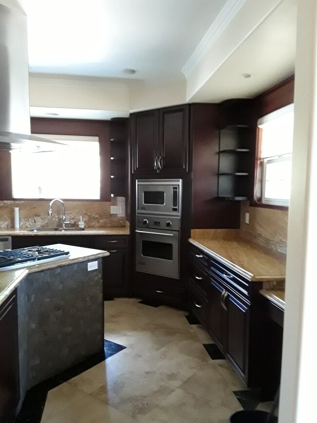 Building Photo - Large home in Lahaina for rent