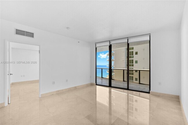 Building Photo - 16275 Collins Ave