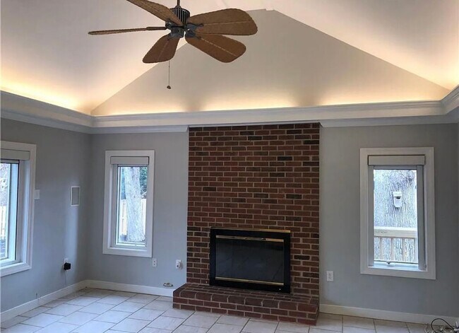 Building Photo - Beautifully Renovated 4bdrm/2.5bth Tri-Lev...