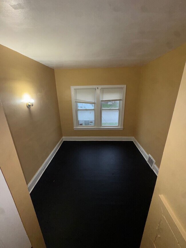 Building Photo - 1633 Eddington Rd