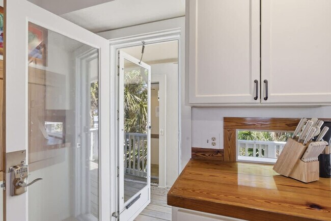 Building Photo - 2900 Ocean Dr S
