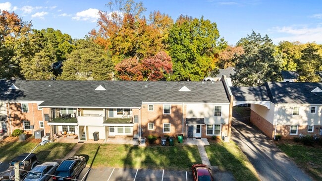 Building Photo - *MOVE IN READY* 3 Bed, 2 Bath Condo, Close to Uptown!!!