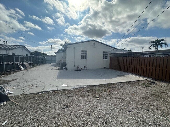 Building Photo - 659 E 19th St