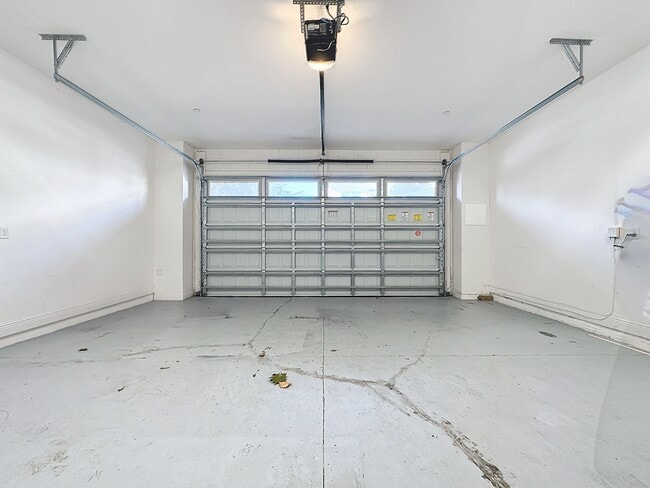 Building Photo - 10090 Sunnifa Aly