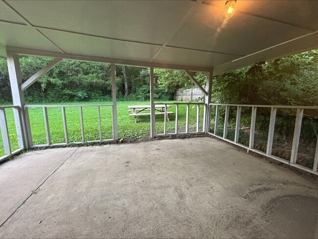 Building Photo - 622 Hospital Rd