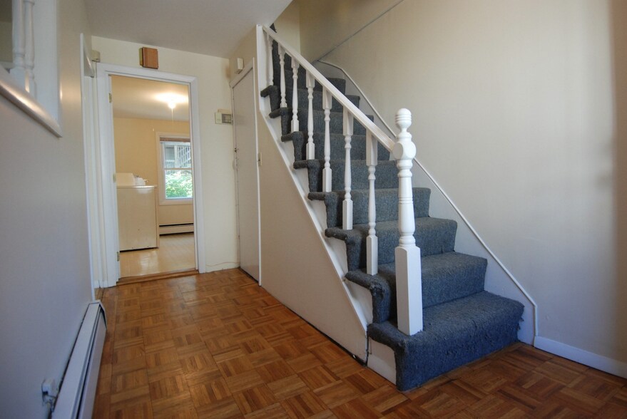 Primary Photo - 164 Bowen St