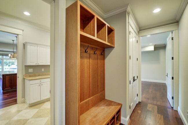 Building Photo - 4Bd+Den/4.5Ba Clyde Hill House
