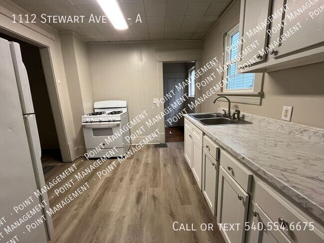 Building Photo - 1112 Stewart Ave SE