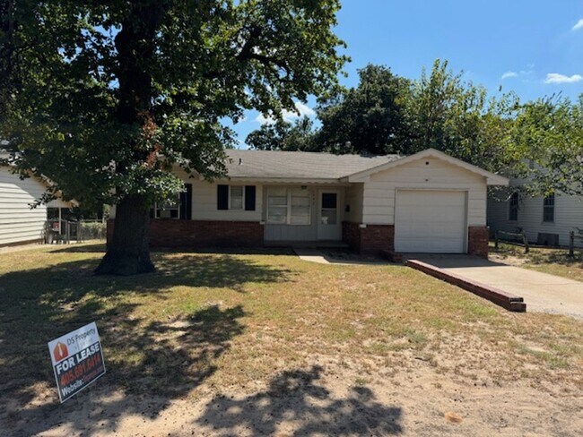 Building Photo - 3 bed 1.5 baths in Bethany!