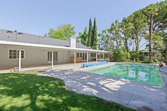 Building Photo - Welcome to this Beautiful Ranch-Style Home...