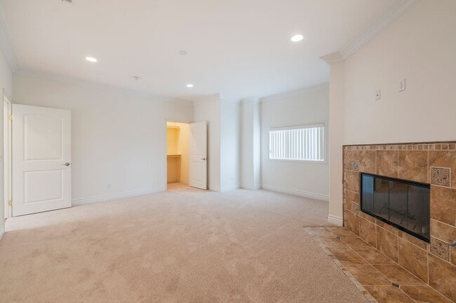 Building Photo - Spacious and Quiet Hawthorne Home!