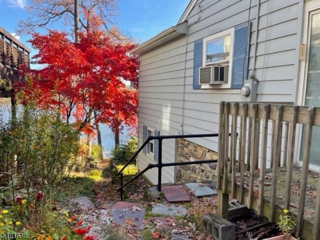 Building Photo - 136 Cedar Lake Rd W