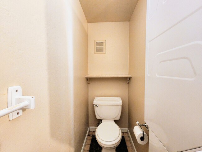 Building Photo - 2 Bedroom Townhome with Pool