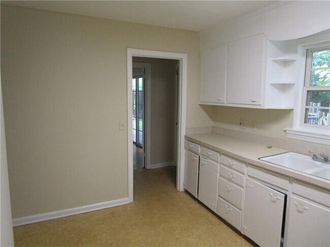 Building Photo - 1147 Enota Cir NE