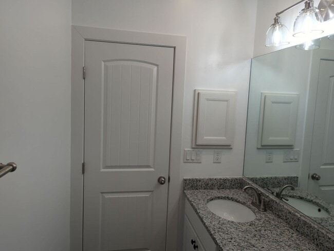Building Photo - Modern 3 Bedroom Home with Spacious Layout!