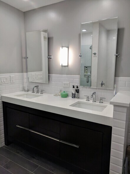 Master Bathroom - 758 N Larrabee St