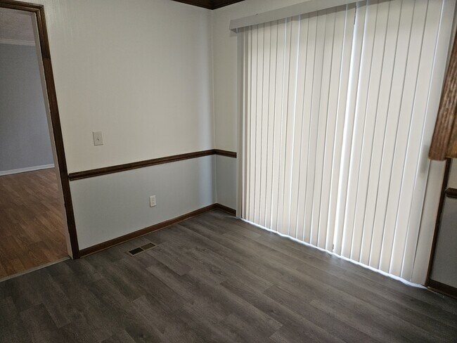 Building Photo - 1617 Hennessy Pl