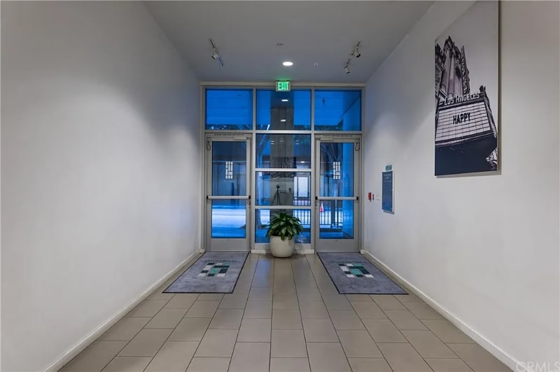 Building Photo - 630 W 6th St