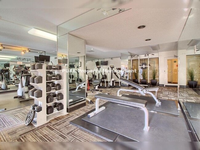 Building Photo - Large furnished studio apartment!