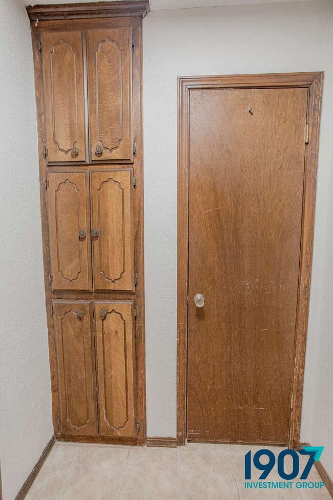 Building Photo - SPECIAL OFFER! Move In Now & Get 50% Off Your First Month's Rent!  Spacious 5-Bedroom Home in OKC...