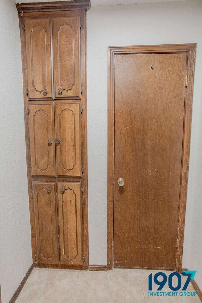 Building Photo - SPECIAL OFFER! Move In Now & Get 50% Off Your First & Second Month's Rent!  Spacious 5-Bedroom Ho...