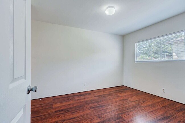Building Photo - Fully Renovated Gem!