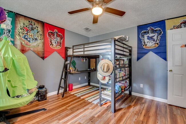 Building Photo - 4 bedroom 3 full bathroom home in heart of...