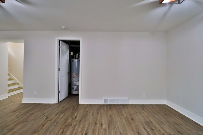 Building Photo - 16039 Marian Dr