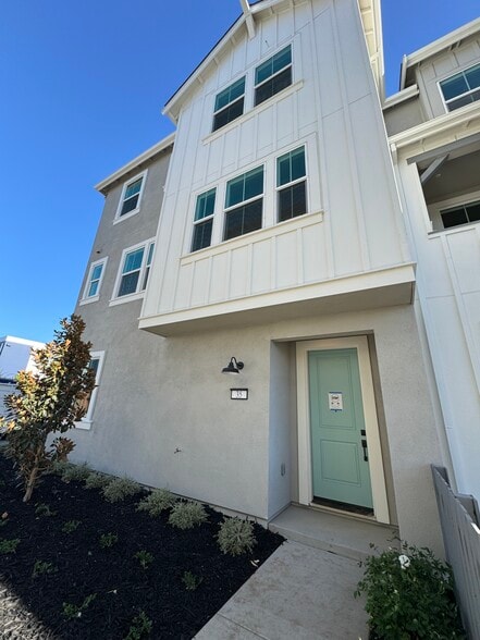 Building Photo - 35 Morera Ln