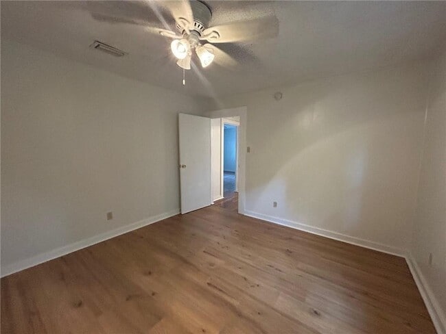 Building Photo - 909 Pansy Ct