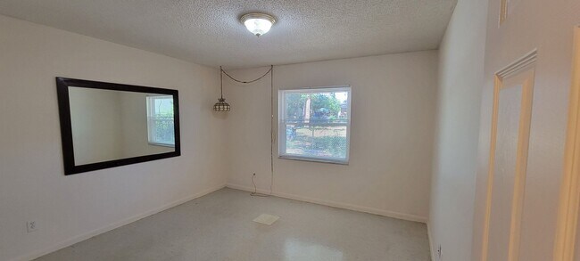 Building Photo - Williams St Triplex