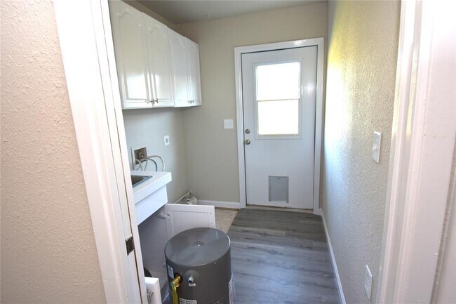 Building Photo - 609 Nomad Dr