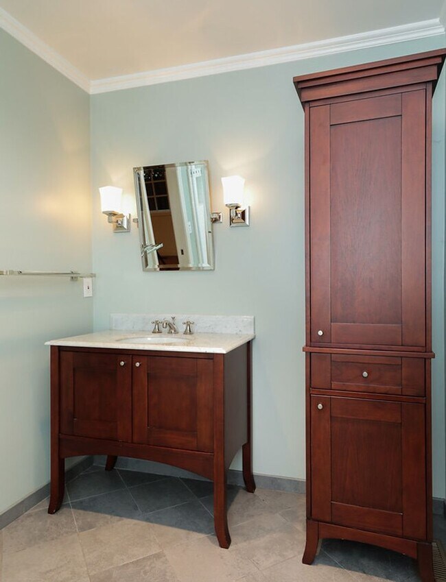 Building Photo - Expansive 6 Bed, 3.5 Bath Executive Home i...