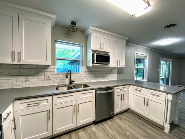 Building Photo - 11511 N Oaks Dr